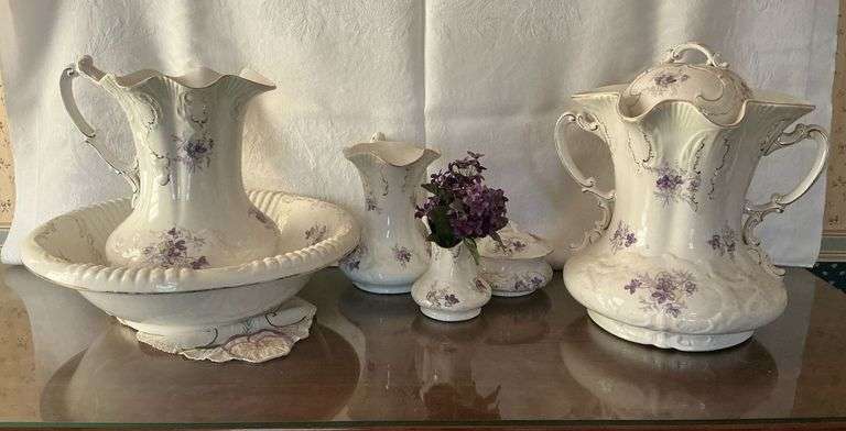 Porcelain violet basin and pitcher, small pitcher, two-handled urn, some with damage image