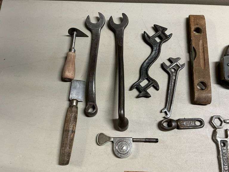 Ford wrenches, brass lock with key, Plomb 3/8 ratchet image