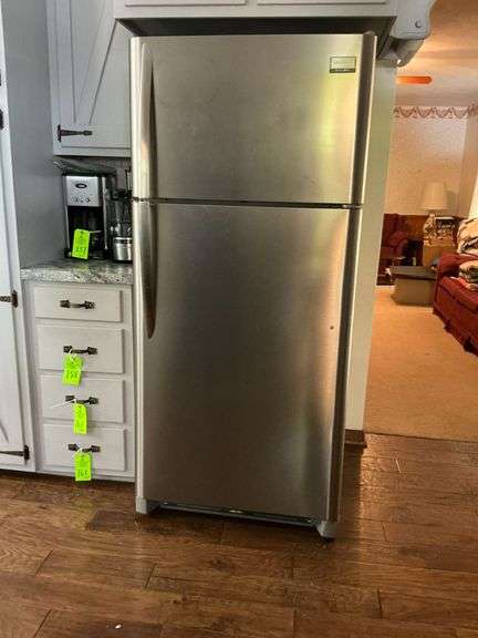 Frigidaire Gallery refrigerator Model FGTR1845QF1, Mfg. 9/15 image