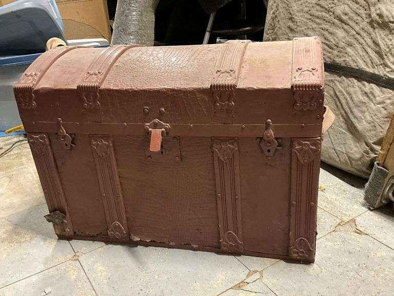 Camelback trunk, has handles, tray image