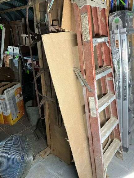 Louisville 6' fiberglass step ladder, Model FS2506 image