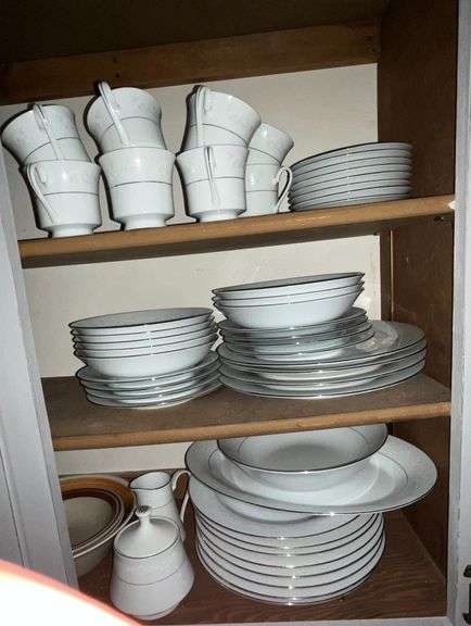 Crown Ming Fine China set, 48 +/- pieces image