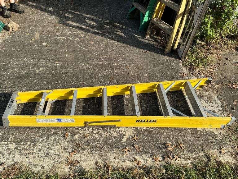 Keller 7' fiberglass ladder image