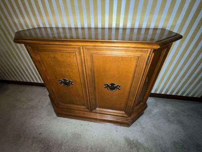 Ethan Allen 2-door hall table image