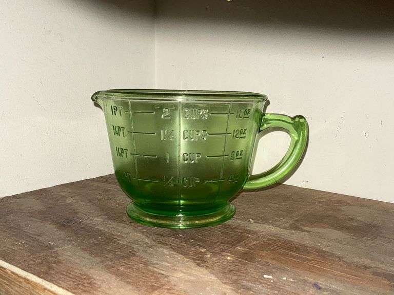 Green Depression Measuring and Mixing Cup image