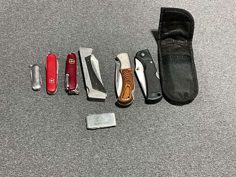 Folding knives and multi-tools image
