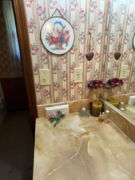 Contents of bathroom image