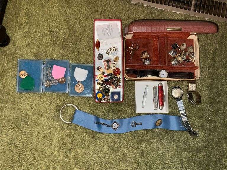 Men's watches, service pens, pocket knives, etc. image