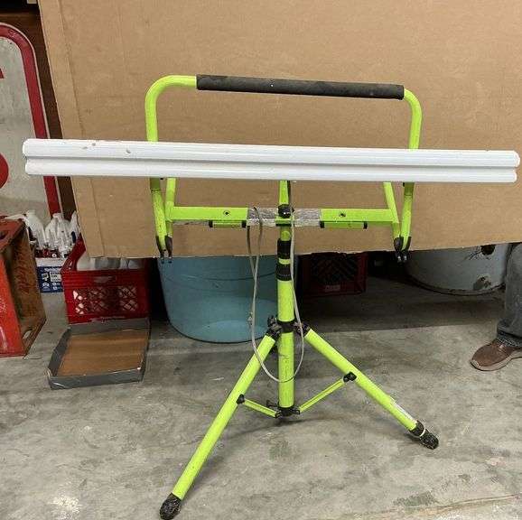 Fluorescent shop light on stand image