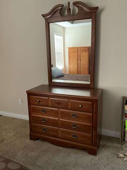 Broyhill 3-drawer dresser with mirror image