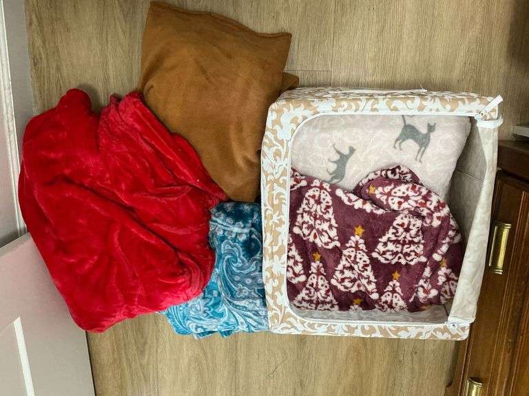 Periea zippered tote of fleece blankets image