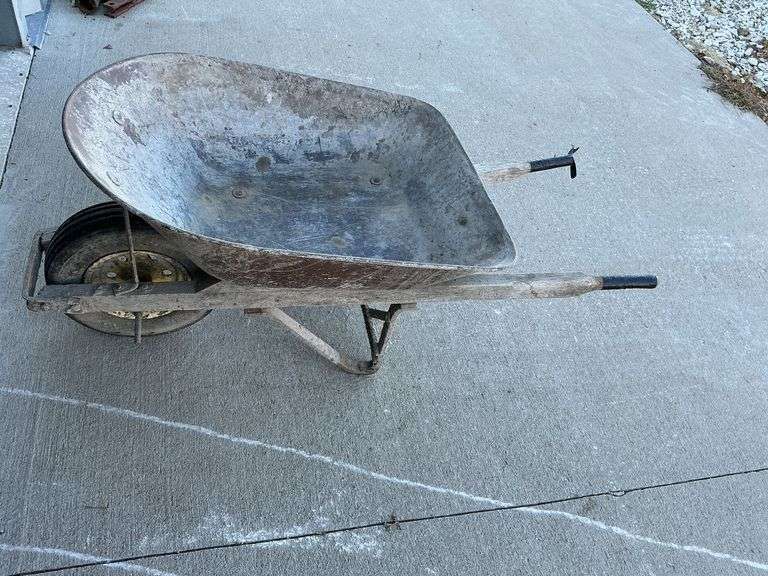 Contractor wheelbarrow, metal tub, pneumatic tire. image