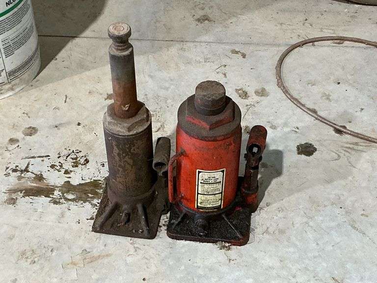 2 bottle jacks up to 20 ton, handles. image