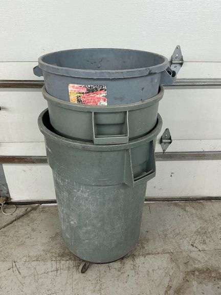 2 plastic trash cans, rolling plastic trash can image