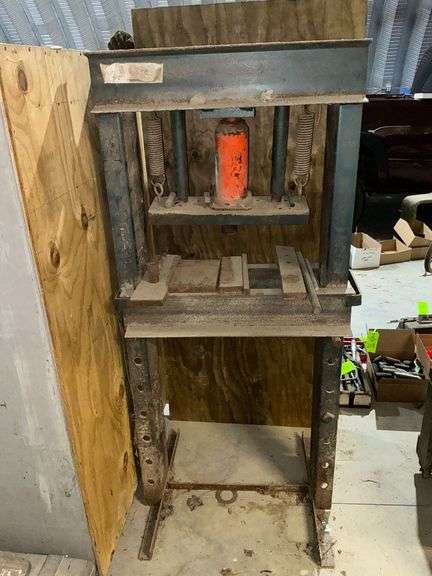 Hydraulic press, handle, press plates. image