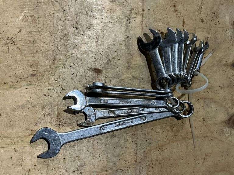 Combination wrenches up to 1 1/8". image