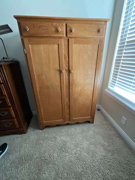 Double-door pine wardrobe image