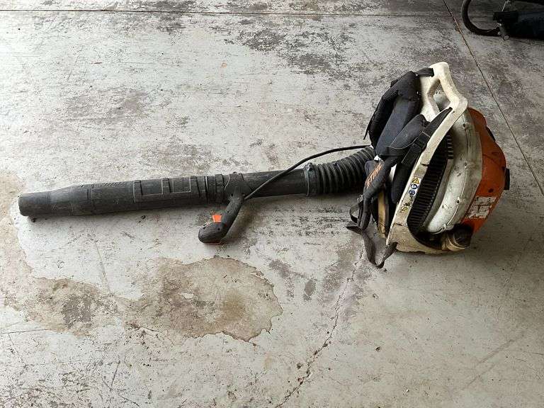 Stihl BR600 backpack blower, engine has compression image