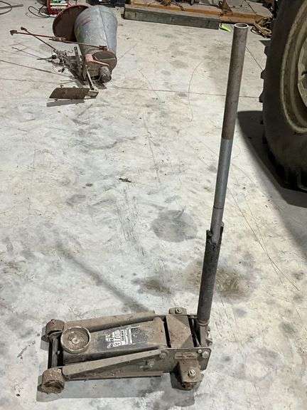 Pittsburgh 3-ton hydraulic floor jack, works image