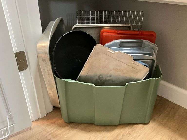 Baking pans, cookie sheets, covered cake pans, etc. image