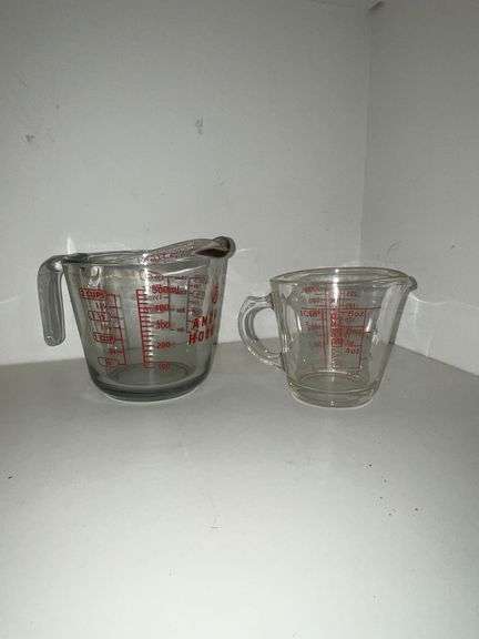 Anchor Hocking 2-cup measuring cup and Pyrex 1-cup measuring cup image