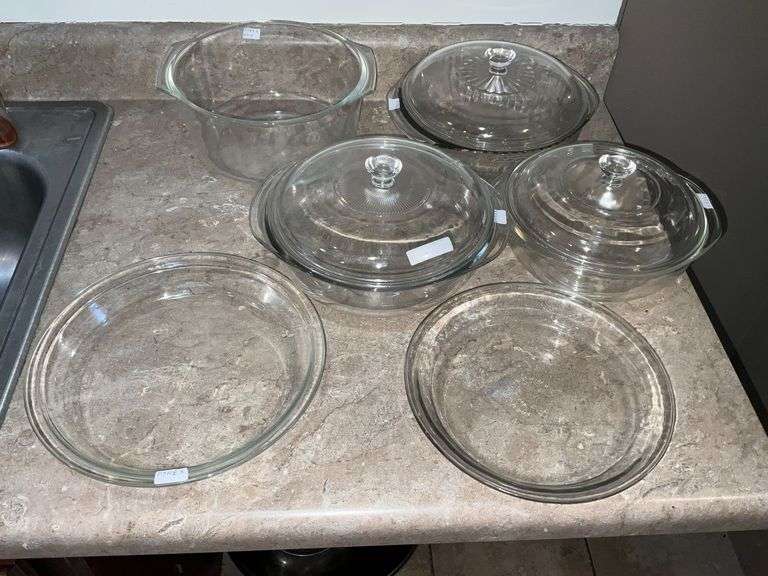 3 Pyrex covered casseroles, pie plate and bowl (with a chip) image