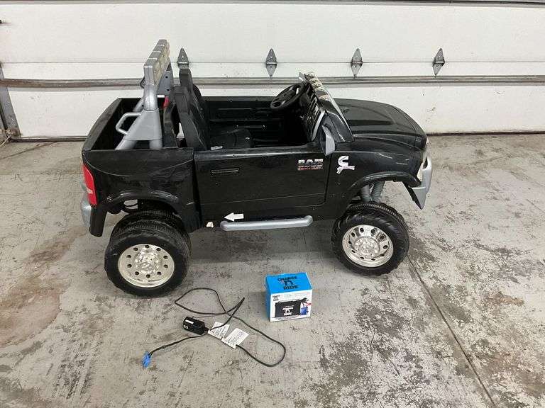 Kidtrax Dodge Ram Heavy Duty Dually 12V pickup image