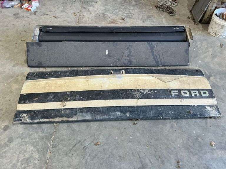 Roll-N-Lock bed cover, 61" W image