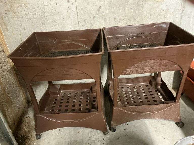 Raised bed grow boxes on casters image