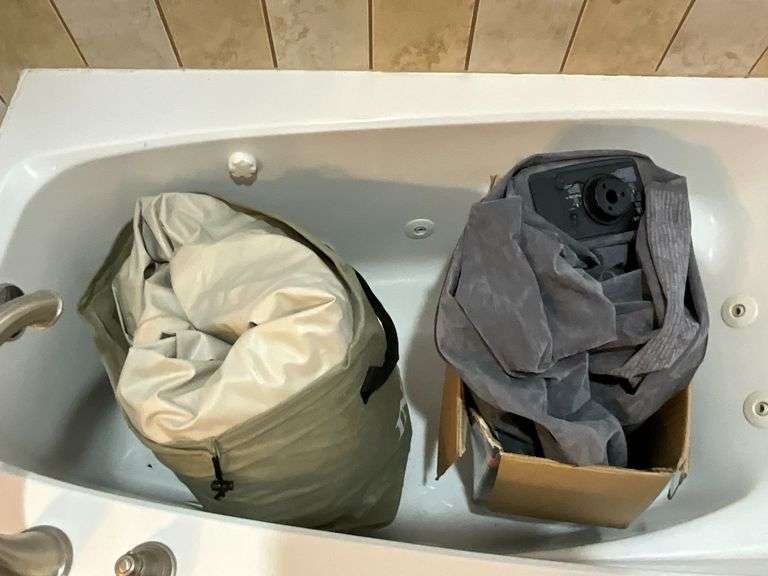 Pair of air mattress, queen and other image