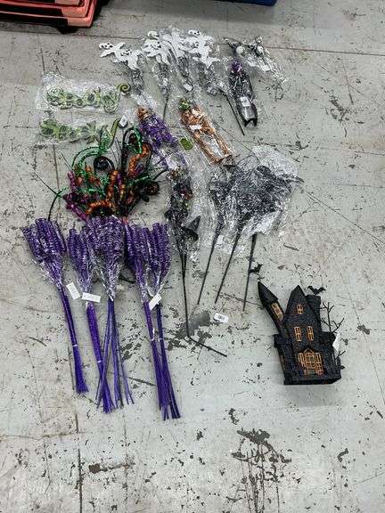 Tote of Halloween picks, house decorations image