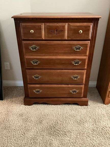 Broyhill 4-drawer chest of drawers image