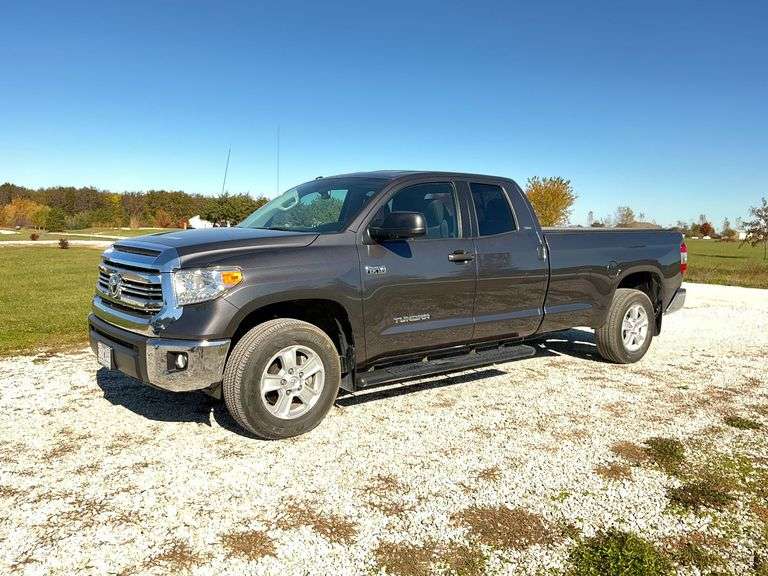 2017 Toyota Tundra 4WD 1/2-ton double cab pickup. Shows 22918 miles VIN: 5TFCW5F18HX021934 image