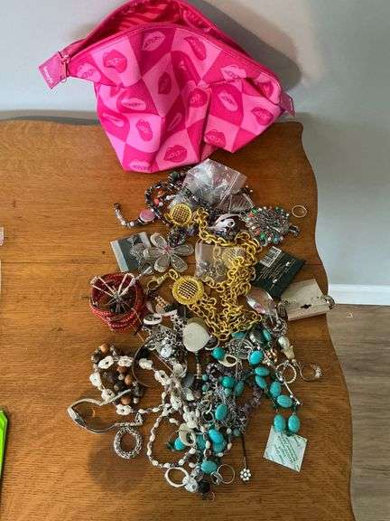 Costume jewelry image