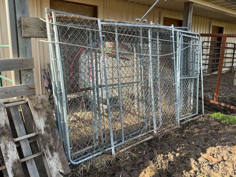 Chain link dog pen image