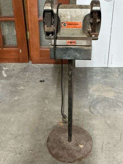 Black & Decker 6" grinder on heavy stand image