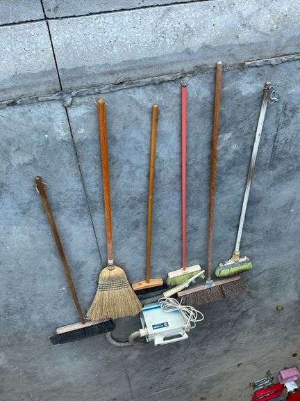 Hoover Model S1049 PortAPower vac, brooms. image