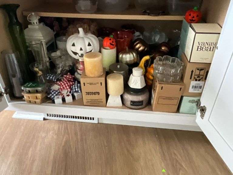 Candles, vases, decorative items. image