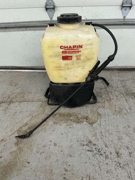 Chapin 4-gallon backpack sprayer image