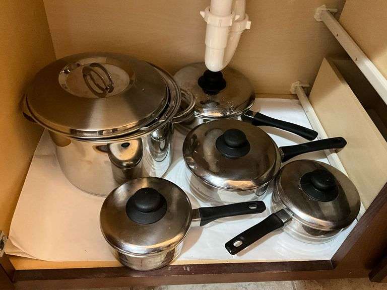 Tramontina stock pot with strainer image