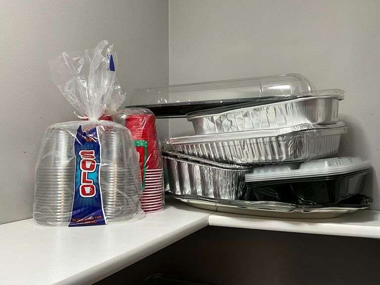 Disposable pans, trays, cups, etc. image