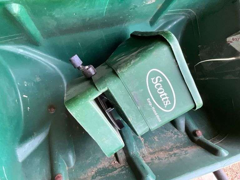 Scotts 3000 spreader, some damage to bin