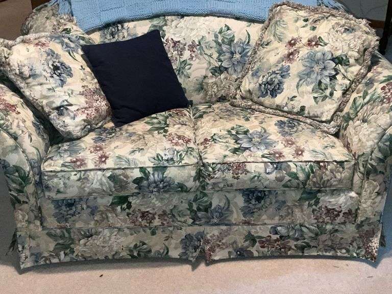 Sealy floral love seat with throw and throw pillows