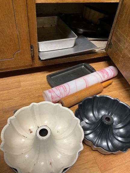 Baking pans, cake pans, rolling pin image
