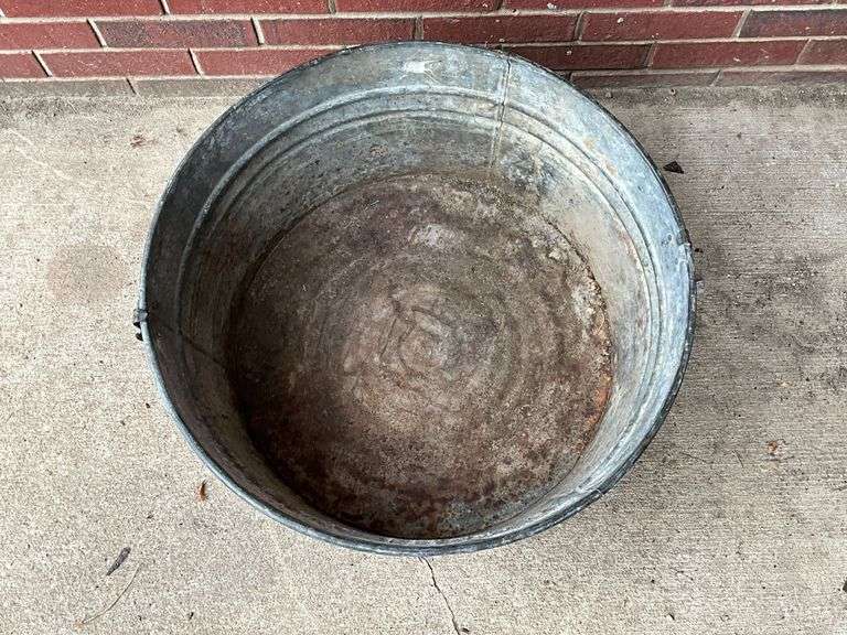 Galvanized tub, no handles, rust in bottom