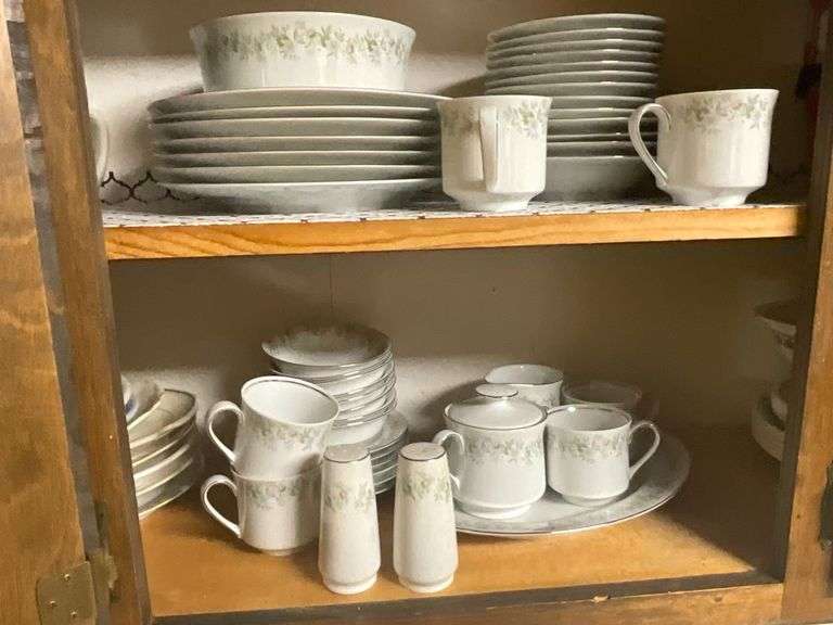 Johann Haviland china set, 45 +/- pieces image