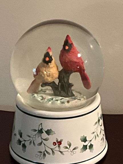 Pfaltzgraff cardinal musical snow globe, plays "We Wish You A Merry Christmas"
