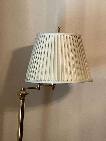 Floor lamp with swing arm