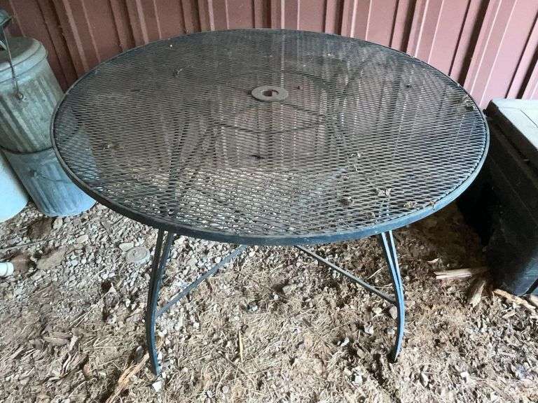 Round picnic table image