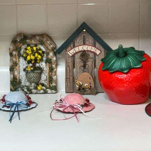Decorative wall plaques, framed artwork